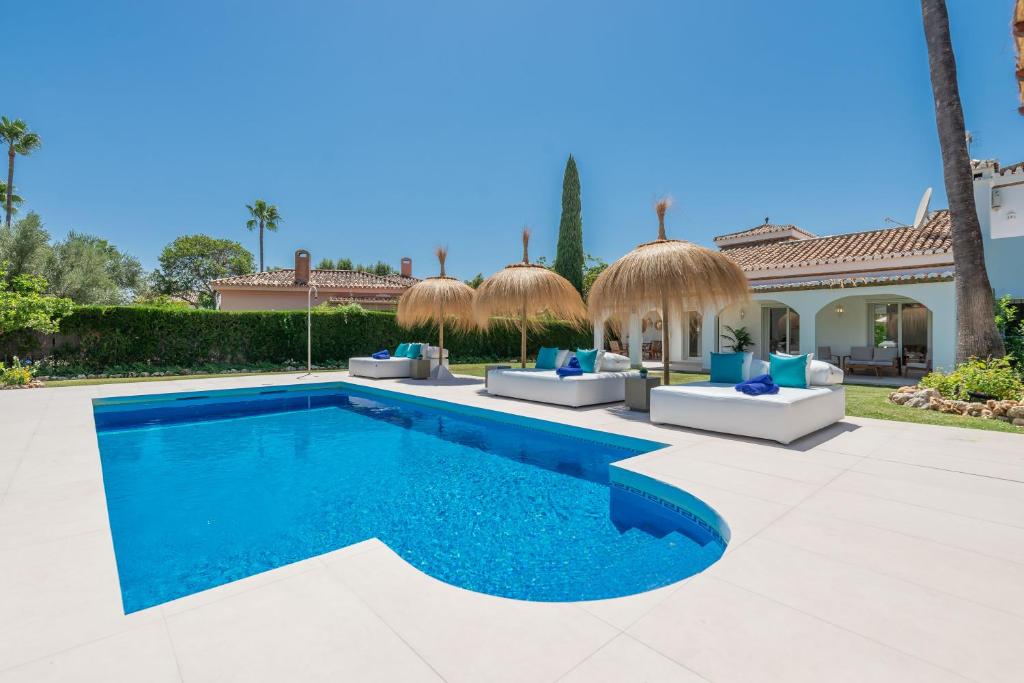 马贝拉VACATION MARBELLA I Villa Sirio, Golf-Front Villa, Private Pool, Privacy的一座带游泳池和房子的别墅