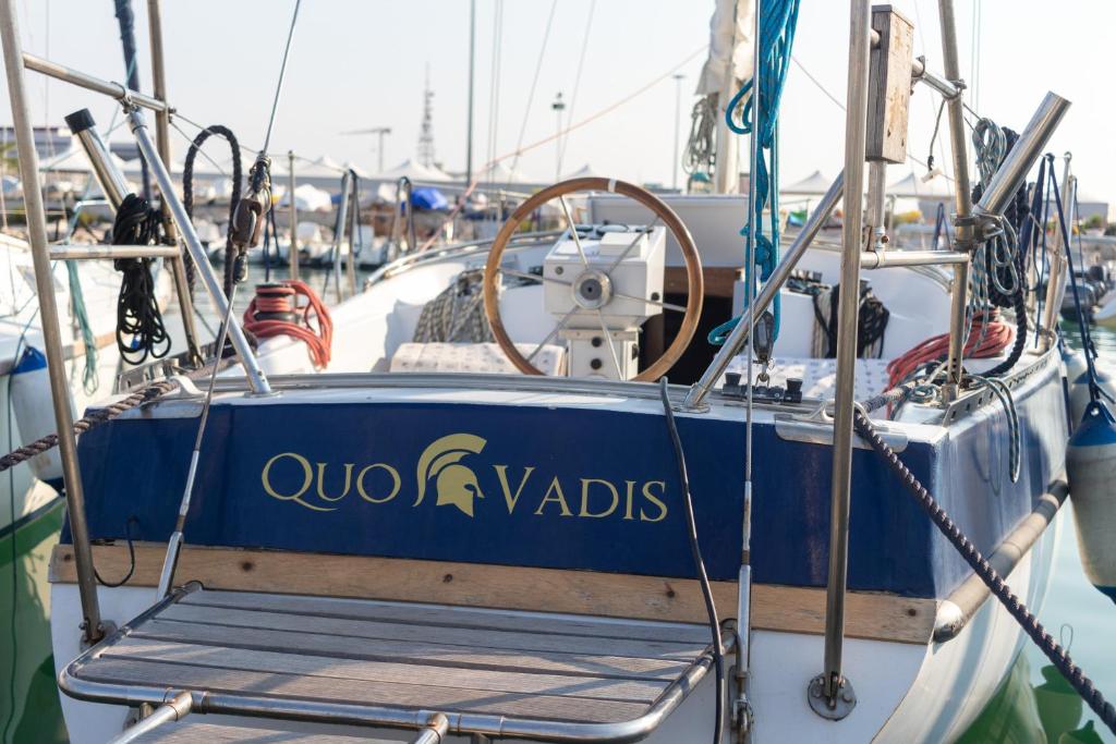 巴里Quo Vadis Yacht的一条蓝色的船,船的侧面有标志