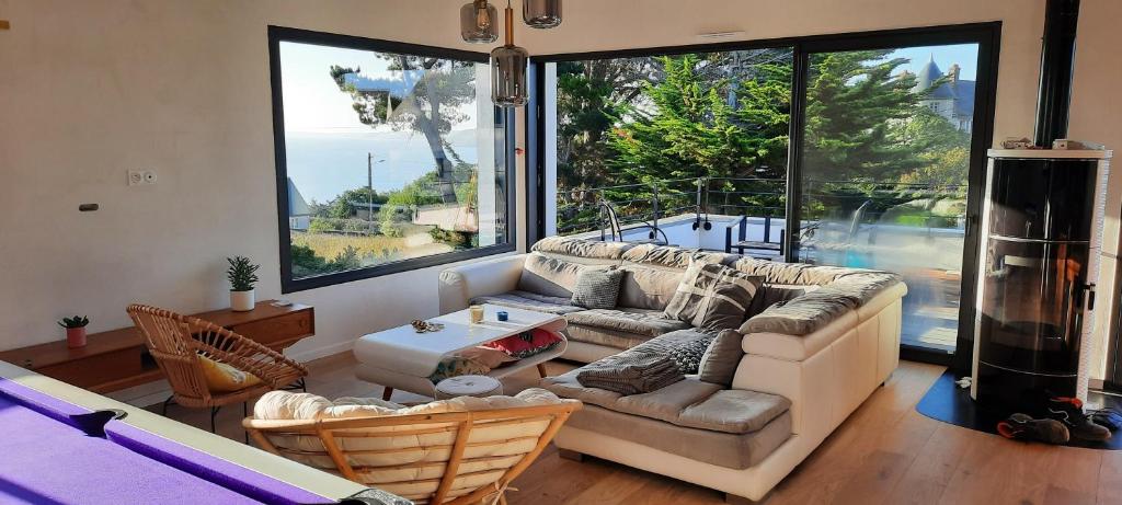 比尼克Villa face à la mer的带沙发和大窗户的客厅