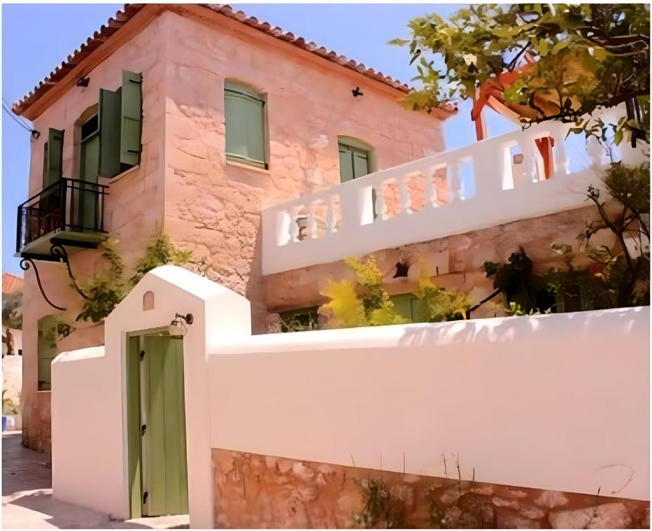 迈加洛丘里Artists' Residence 2 bed, 2 bath的白色围栏和绿门的房子