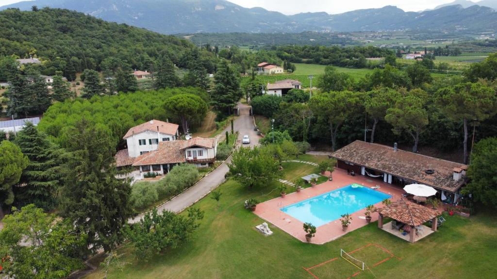 Rivoli VeroneseEco Farm - La Cavallina的享有带游泳池的房屋的空中景致