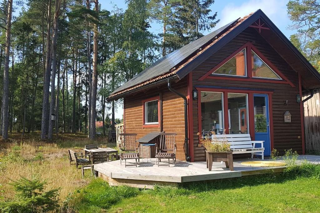 HammaröTrevligt gästhus nära Vänern och badplats的小屋设有野餐桌和长凳