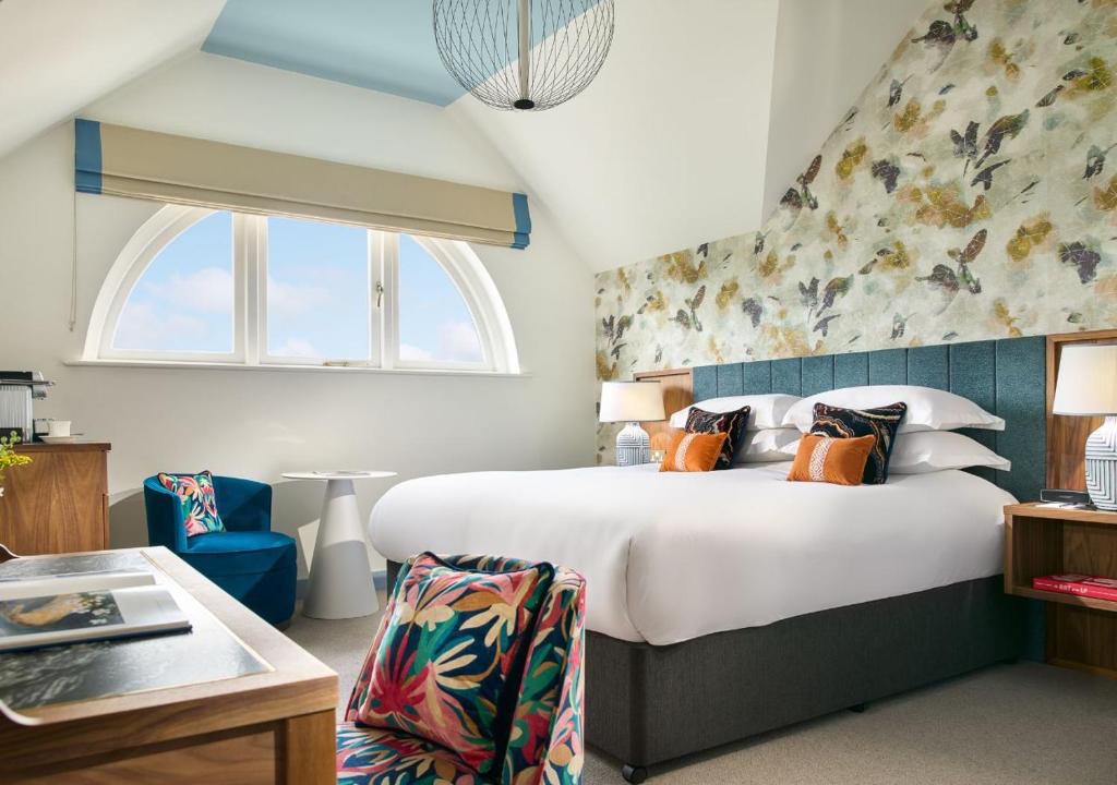 都柏林狄伦酒店的一间卧室设有一张大床和一个窗户。