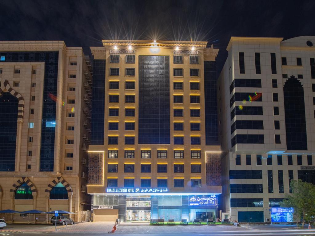 麦加Manazel Al Zaireen Hotel的一座有灯的大建筑