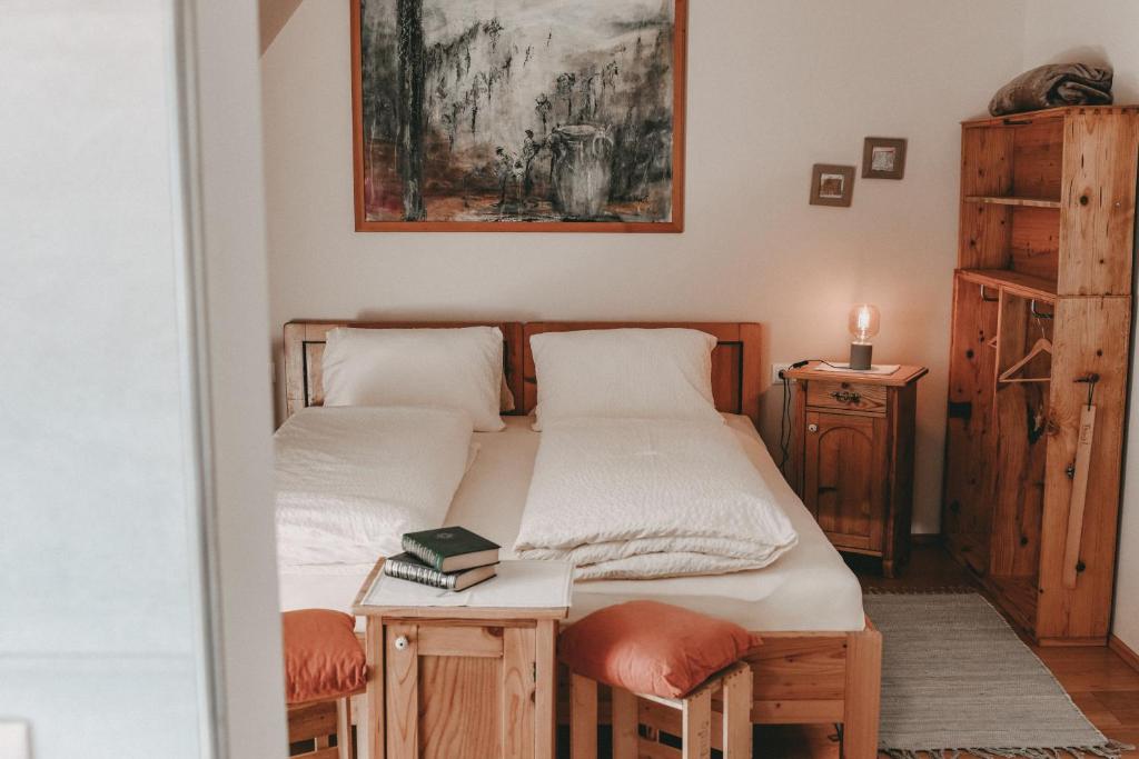 韦因地区拉奇文化酒厂乡村民宿的一间卧室配有一张床和一张桌子及一本书