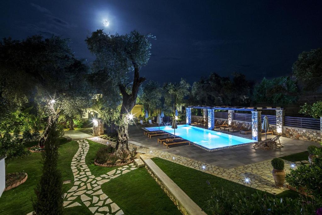 帕尔加Vassilis Guest House的游泳池的夜间图像