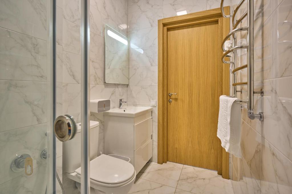 帕利亚尼西亚Готель У Борисовича & SPA的浴室配有卫生间、盥洗盆和淋浴。
