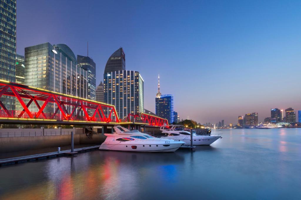 上海上海浦东文华东方酒店的两艘船停靠在城市的水面上