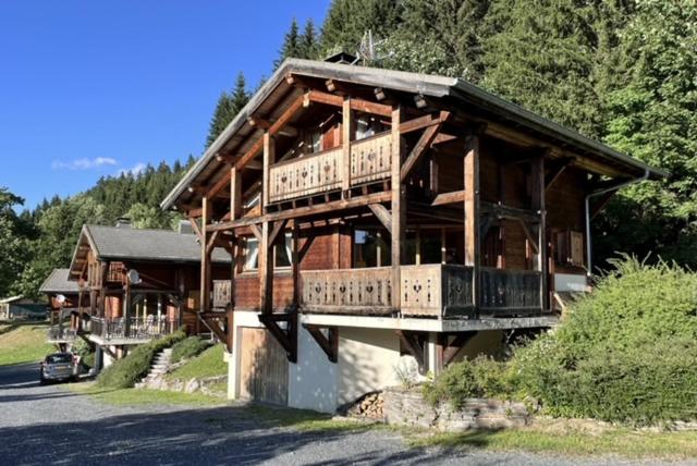 莱热Chalet Pierre, Les Gets的大型木屋的一侧设有阳台