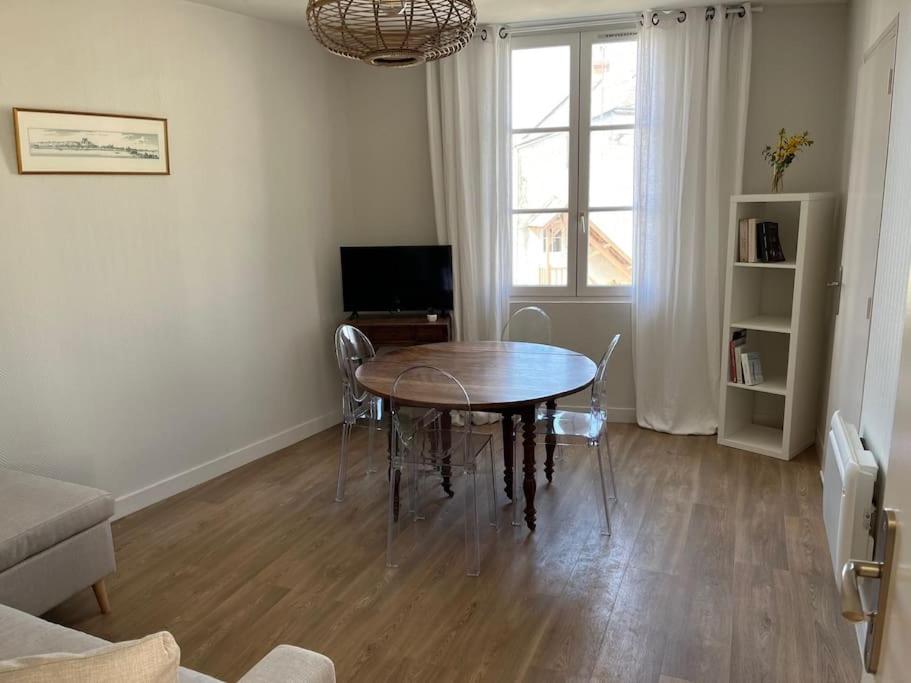 索米尔Appartement centre Saumur bord de Loire Les marronniers的客厅配有桌子和电视