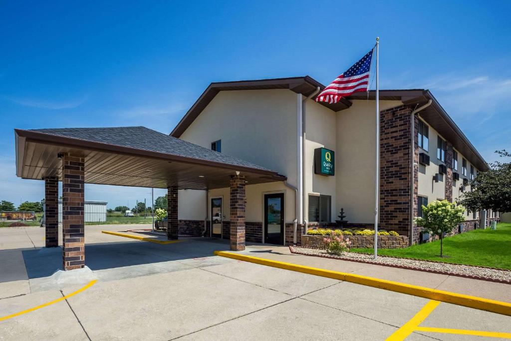 盖尔斯堡Quality Inn Galesburg near US Highway 34 and I-74的前面有美国国旗的酒店