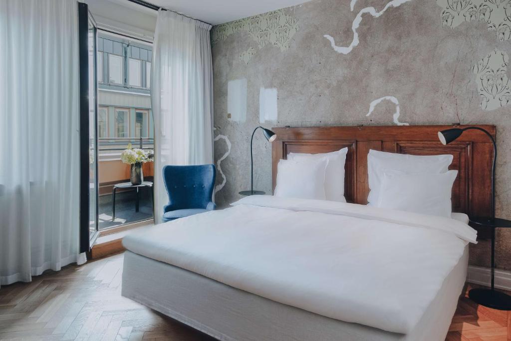 斯德哥尔摩Story Hotel Riddargatan, part of JdV by Hyatt的卧室设有一张白色大床和一扇窗户。