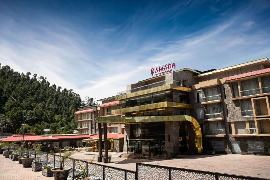 穆里Ramada by Wyndham Murree Lower Topa Resort的上面有标志的酒店