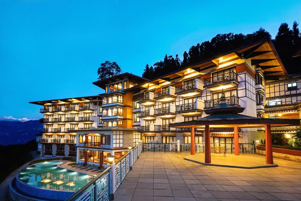 甘托克Denzong Regency- Luxury Mountain Retreat Spa & Casino的大楼前设有游泳池的酒店