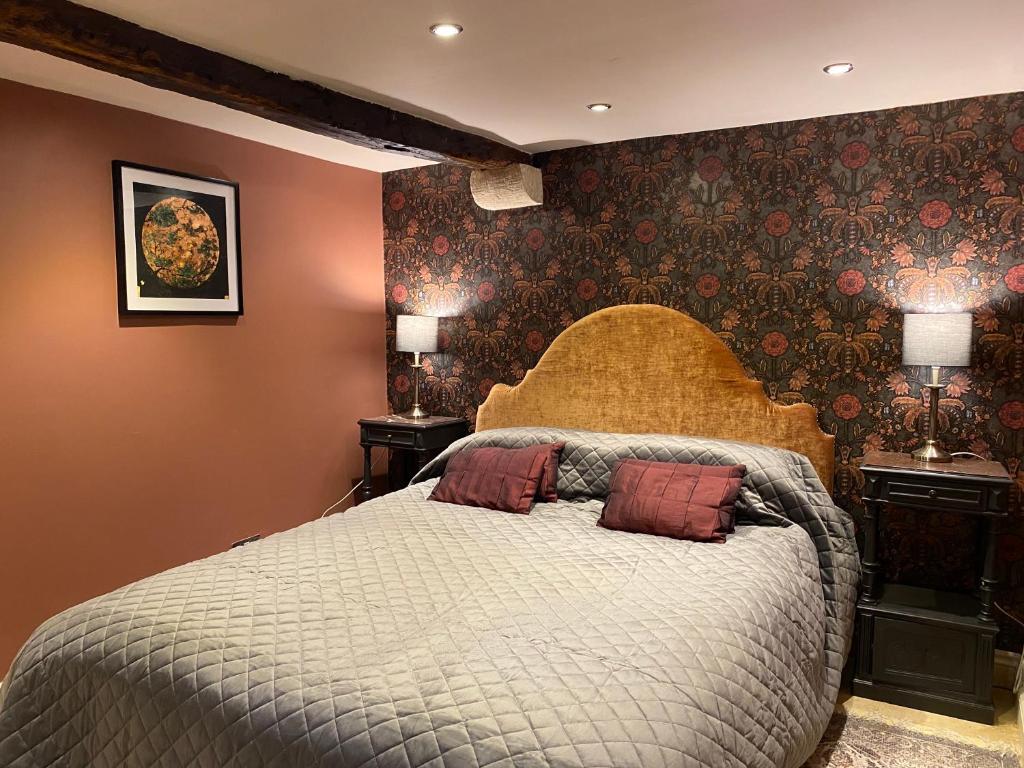 BrimscombeLinden Retreat的一间卧室配有一张带两个枕头的床