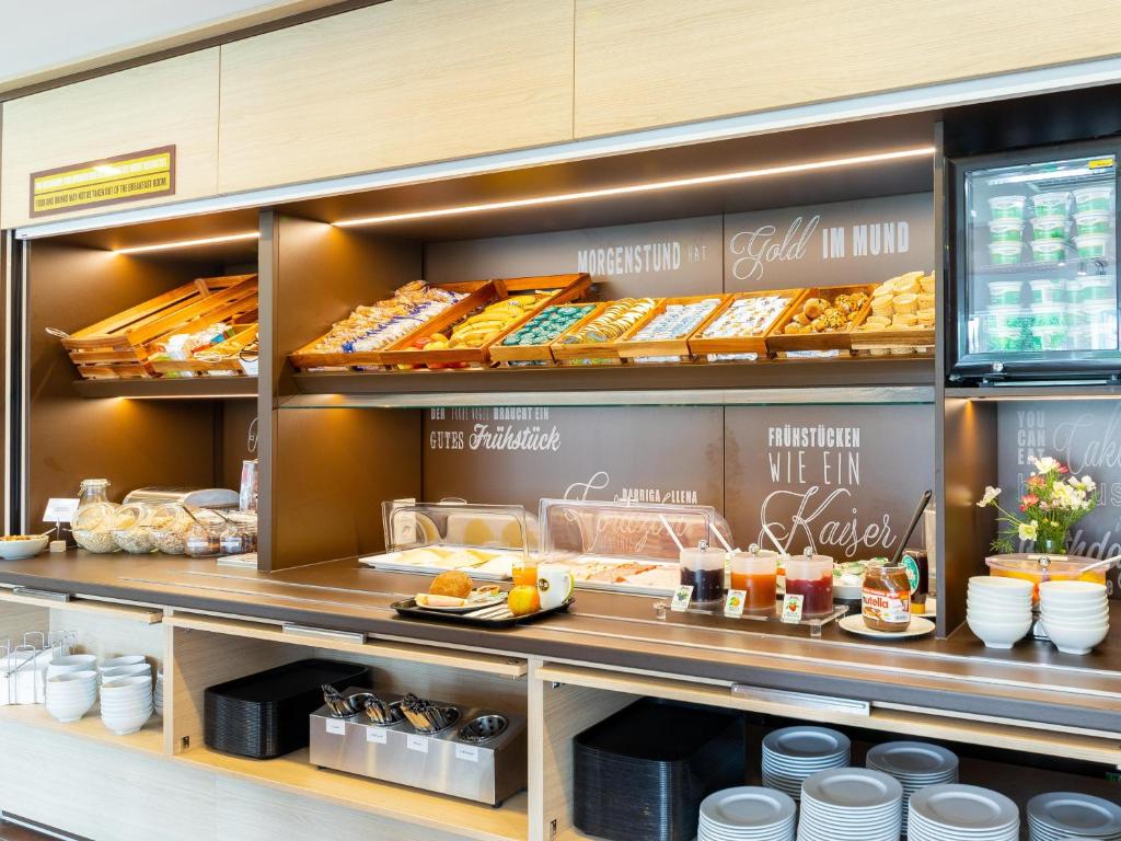 门兴格拉德巴赫门兴格拉德巴赫住宿加早餐酒店的展示了大量食物的面包店