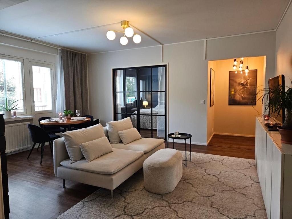 皮耶塔尔萨里Little Paris, 1 bedroom apartment的客厅配有沙发和桌子