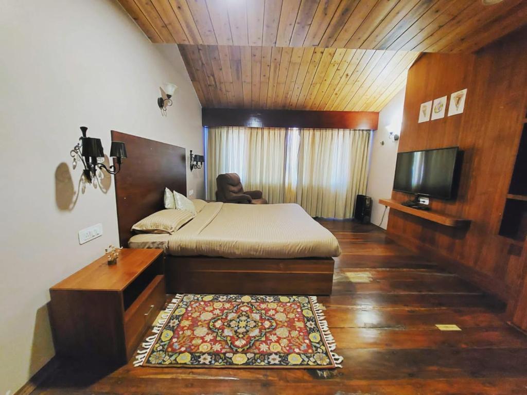 甘托克Delamere homestay的一间卧室配有一张床和一台电视