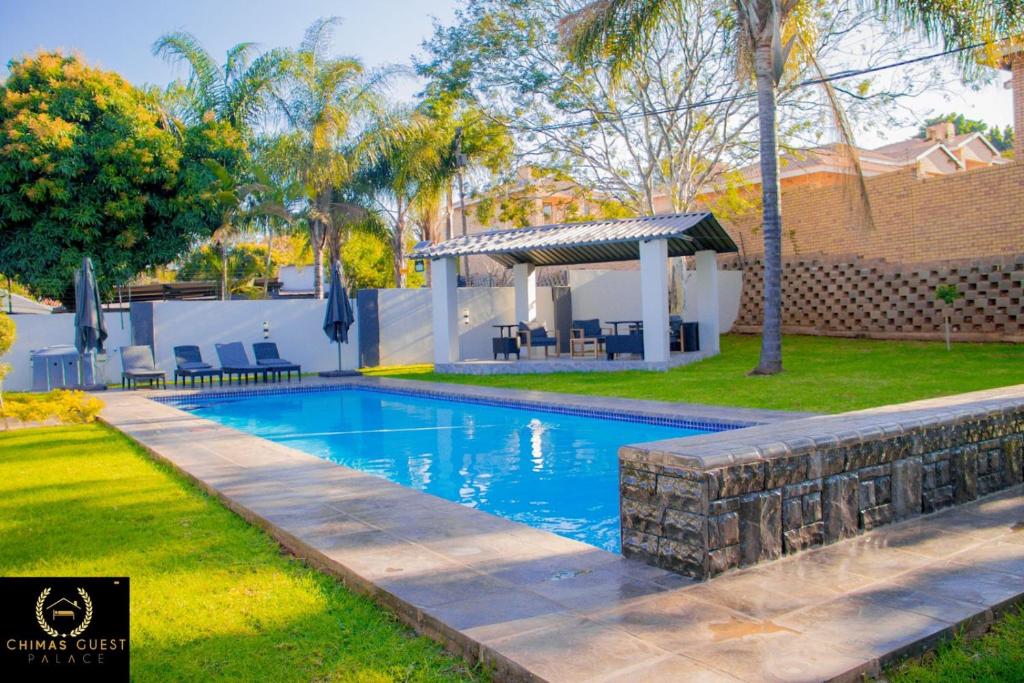 穆西纳Chimas Guest House的一个带凉亭的庭院内的游泳池