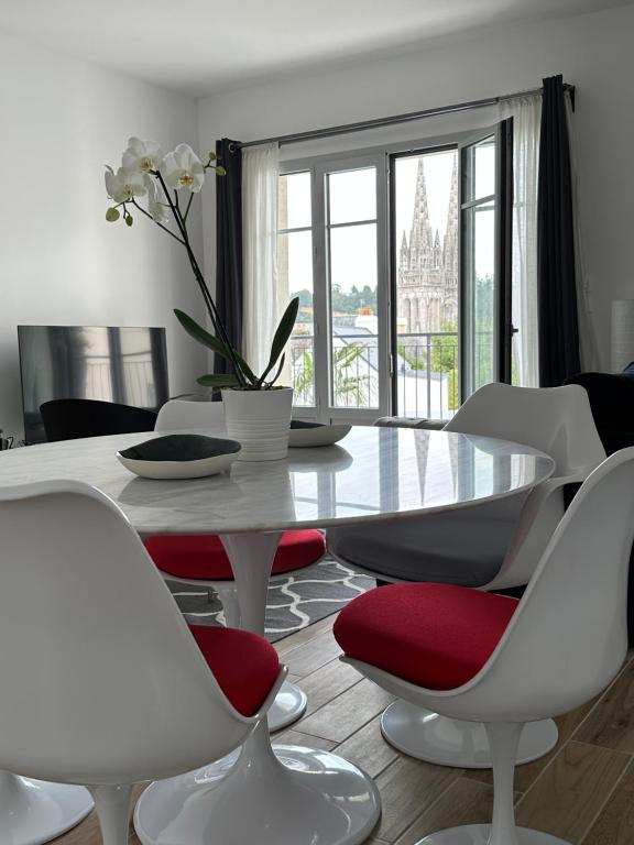 坎佩尔Appartement Design X - Hyper Centre - Parking Privé - Quimper的一间配备有白色桌椅的用餐室