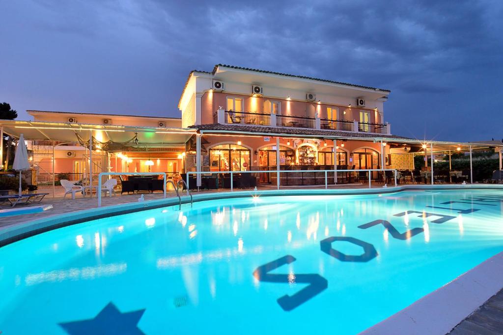 古维亚马尔泰佐斯酒店的大楼前的大型游泳池