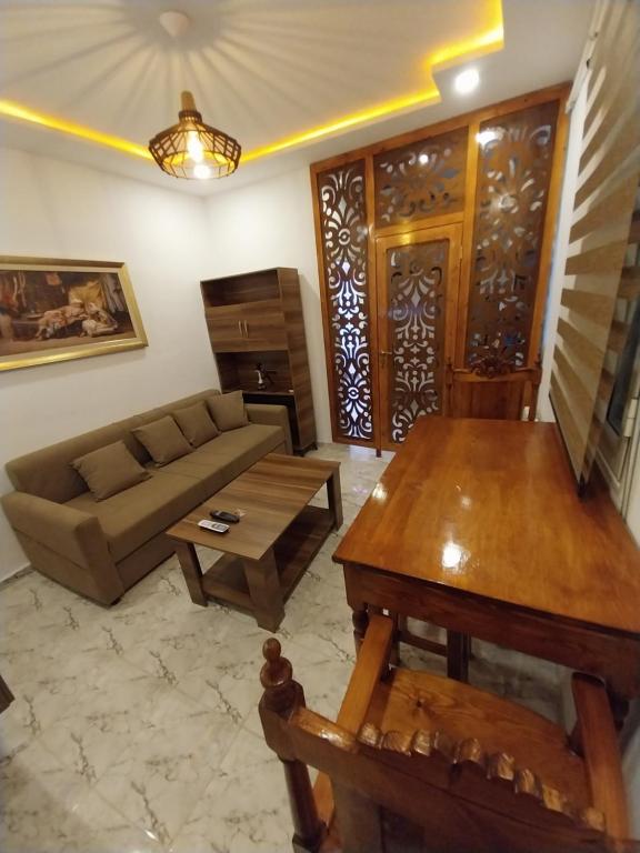 突尼斯Appartement coeur de ville Tunis的客厅配有沙发和桌子