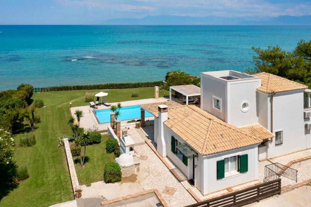 斯达林Beachfront Villa Victoras - With private beach的背景中海洋的房屋的空中景观