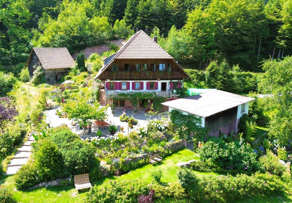 NordrachThe Moosbach Garden的享有花园房屋的空中景致