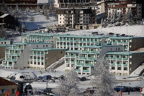 塞斯特雷villaggio olimpico的一群积雪在地上的建筑