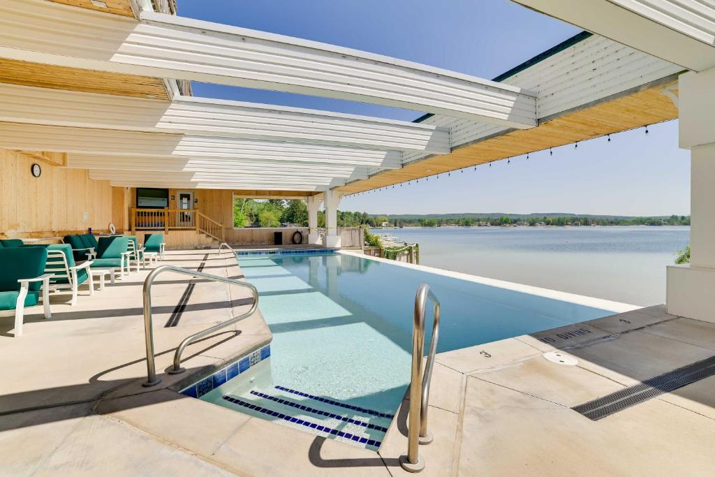 OnekamaBeachfront Onekama Vacation Rental with Balcony!的一个带庭院和房子的室外游泳池