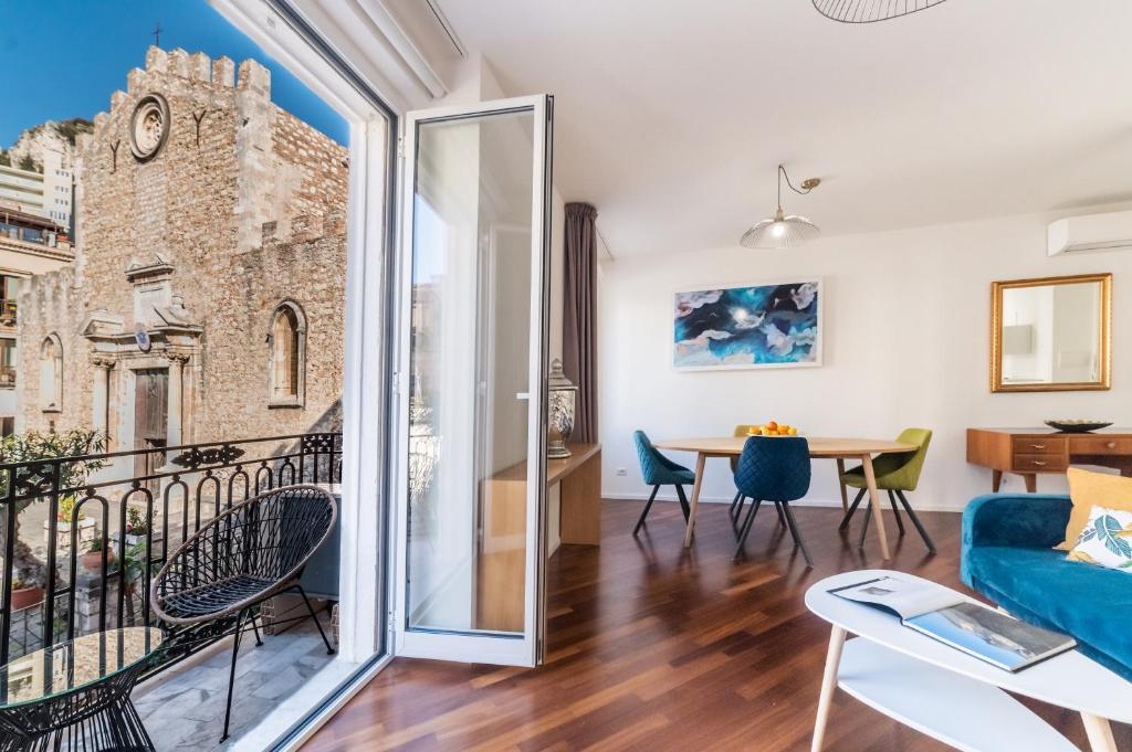 陶尔米纳Castalia Apartments & Rooms Duomo Taormina的享有建筑景致的客厅