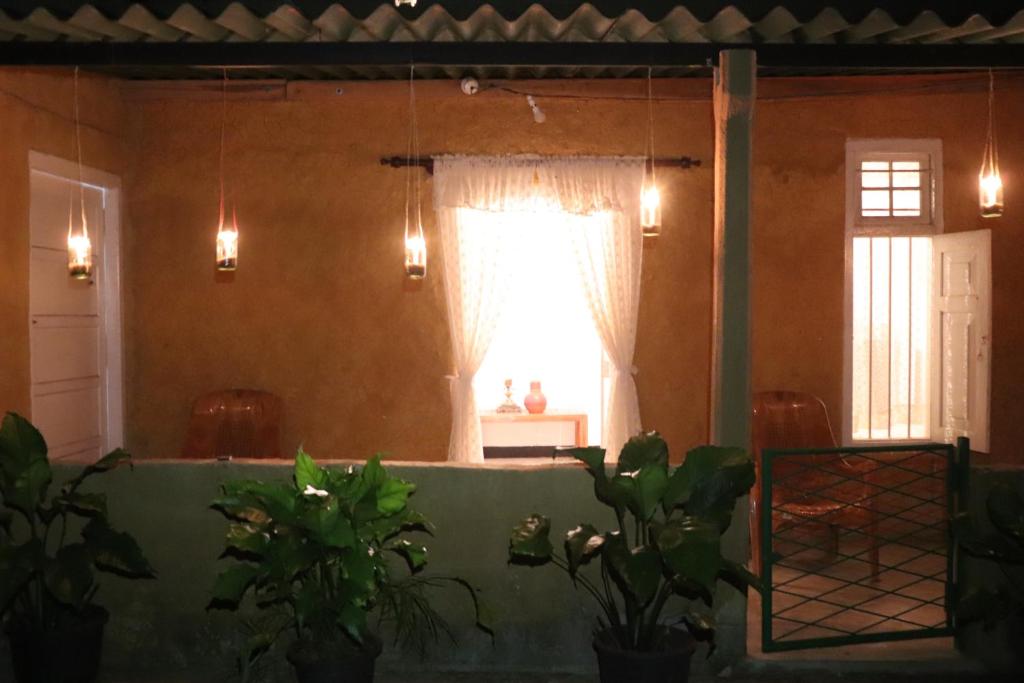 卡卢特勒Yellow Tree Thudugala的客厅设有窗户和桌椅