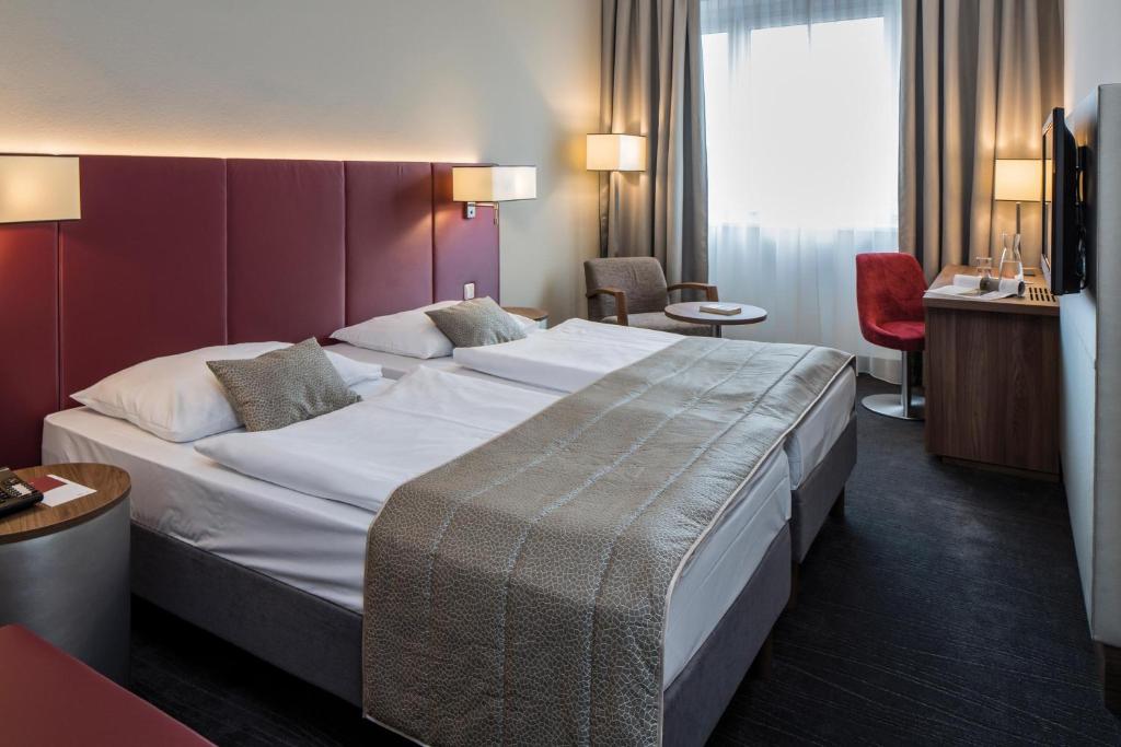 萨尔茨堡欧洲萨尔茨堡奥地利流行酒店的一间酒店客房,房内配有一张大床