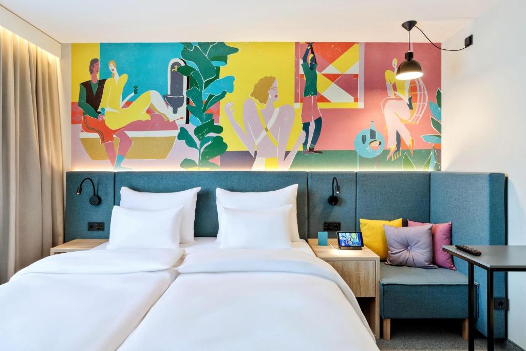 维也纳BASSENA Wien Messe Prater的酒店客房设有两张床和彩色墙壁。