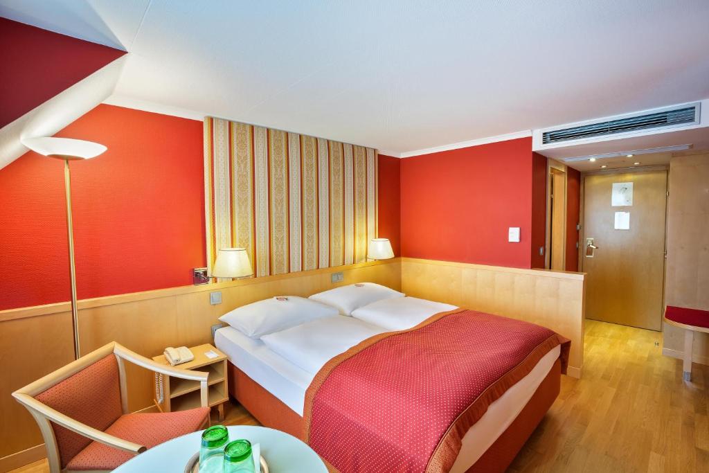 维也纳维也纳阿纳纳斯奥地利时尚酒店的酒店客房设有一张大床和一张桌子。