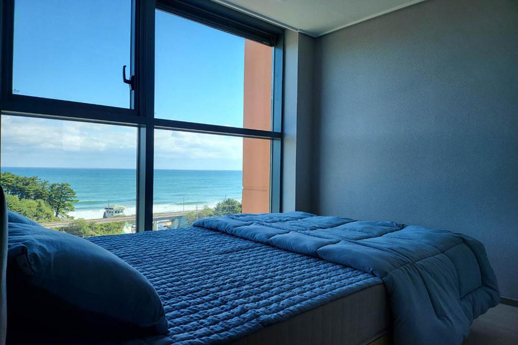 东海市KK Stay Ocean view with Netflix的一间卧室设有一张床,享有海景