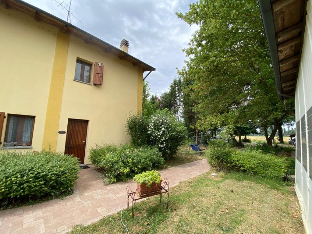 La Casetta di Alessia - Agriturismo con camere的房屋前有盆栽的长凳