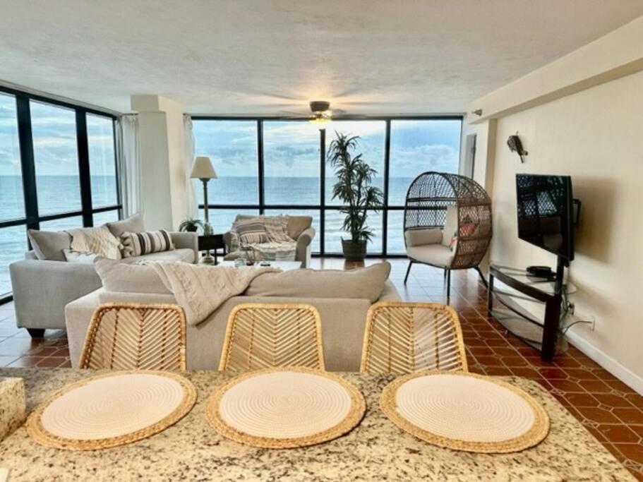 代托纳海滩beautiful oceanfront two bedroom condo的客厅配有沙发和桌子