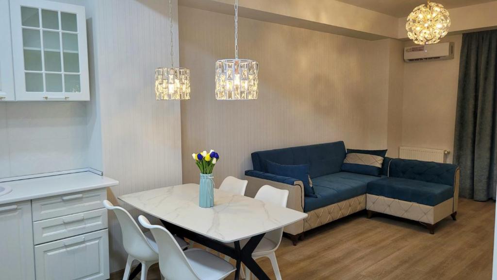 第比利斯Sweet Memories的客厅配有蓝色的沙发和桌子