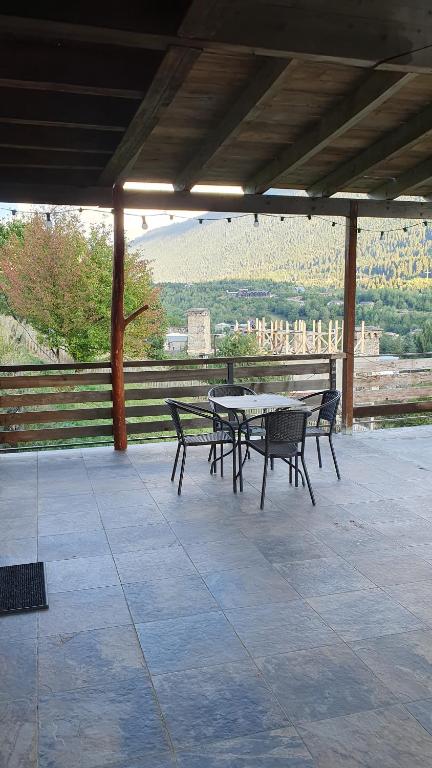 梅斯蒂亚Villa Dabderr Mestia的美景庭院内的桌椅