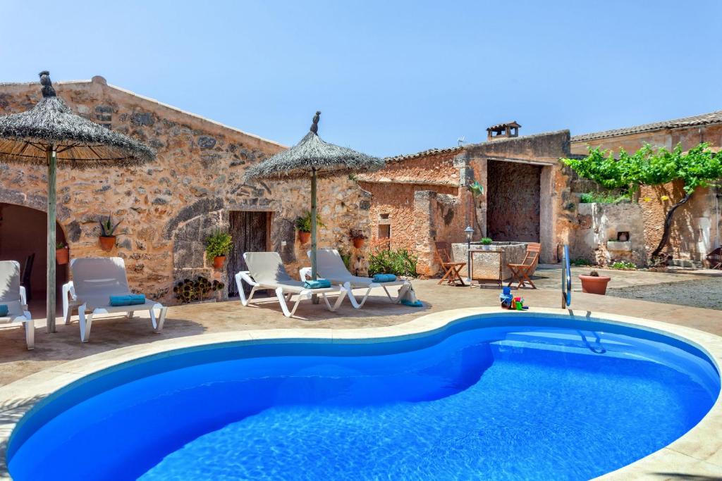 桑坦伊Casa Antigua的房子前面的蓝色游泳池