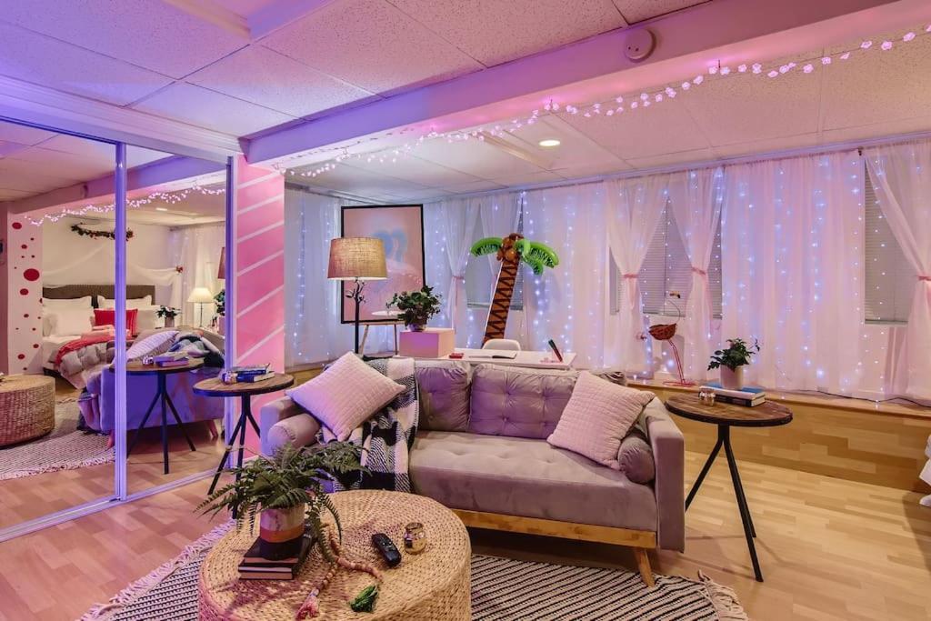 萨克拉门托Barbie's Dream Apt in the City的客厅配有沙发和长颈鹿为背景