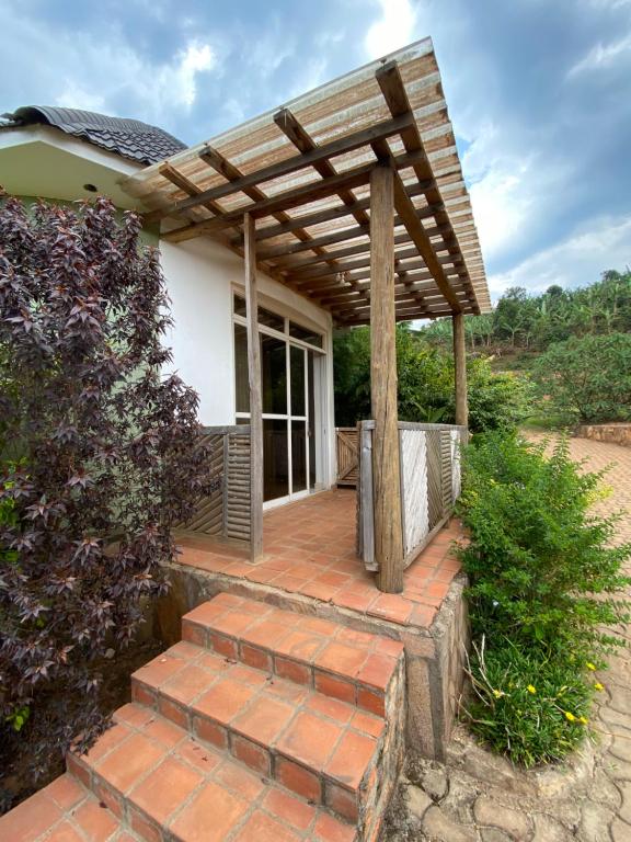 KinkiziRafiki Safari Lodge Bwindi的楼梯房屋的木凉亭