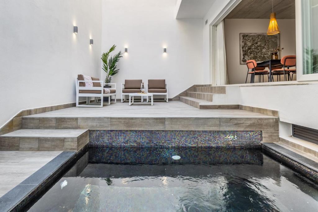 彭布罗克Heated Pool Luxury in Pembroke St Julians的房屋中间带游泳池的房子