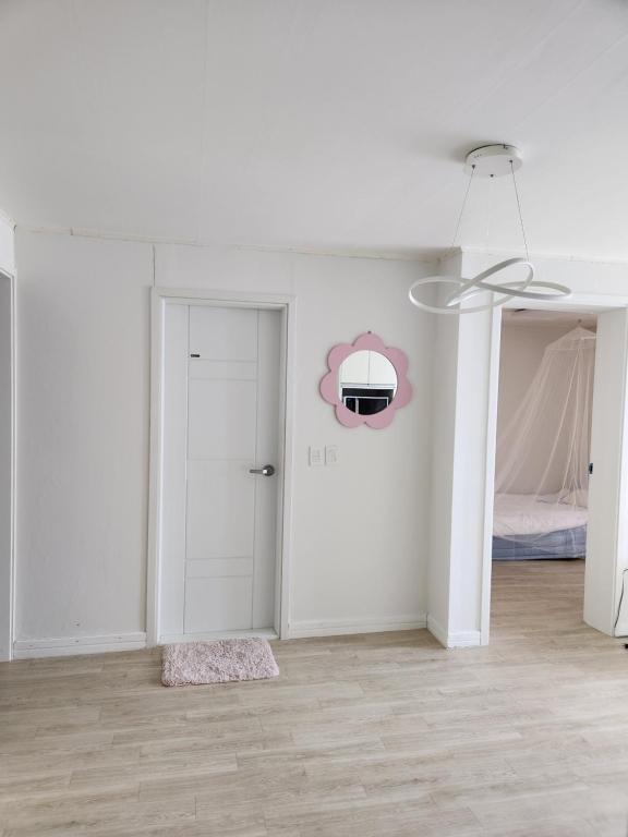 浦项Urbanspace Pohang的一间白色的房间,设有门和一间卧室