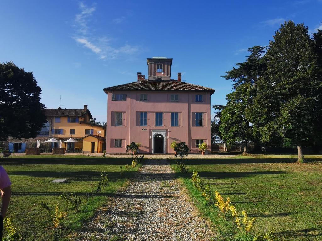 塞拉瓦莱·斯克里维亚Villa San Giorgio Guest House的一座粉红色的旧房子,上面有一座塔
