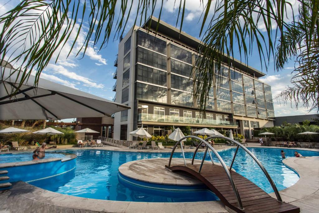 门多萨艾斯普兰德门多萨酒店的大楼前设有游泳池的酒店
