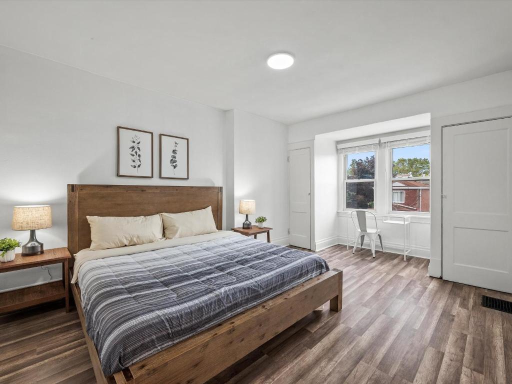 匹兹堡Oakland/University @G Modern and Bright Private Bedroom with Shared Bathroom的一间卧室设有一张大床和一个窗户。