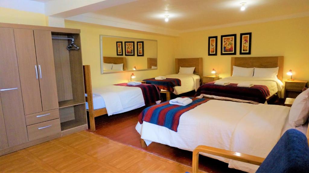 库斯科Eco Aventura Cusco的一间酒店客房,房间内设有三张床