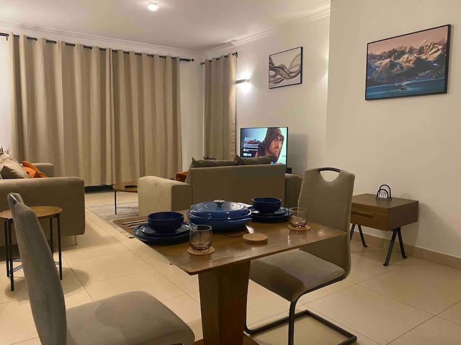 达累斯萨拉姆Homely 2-Bedroom at Victoria Place的客厅配有桌子和沙发